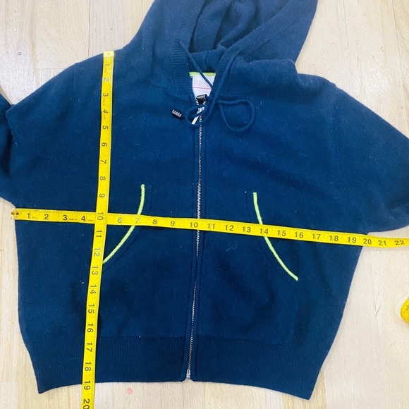 BRODIE Cashmere 100% cashmere zip up heart hoodie in Navy - Picture 8 of 9
